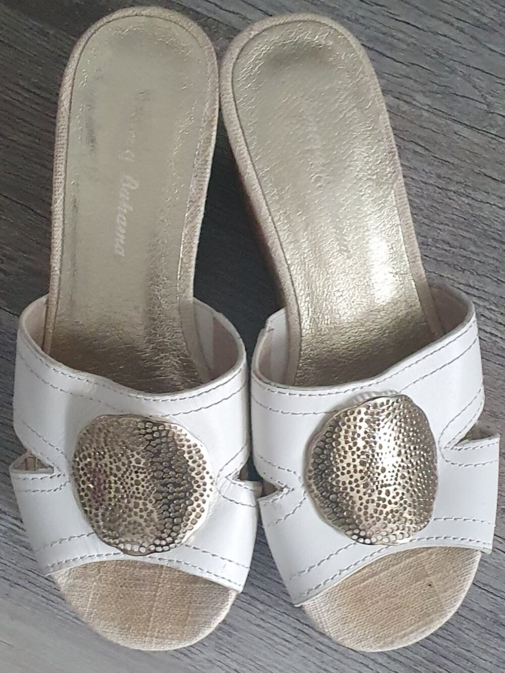 Tommy Bahama Cream Slide Mules with Gold Heart Accents size 6- real leather